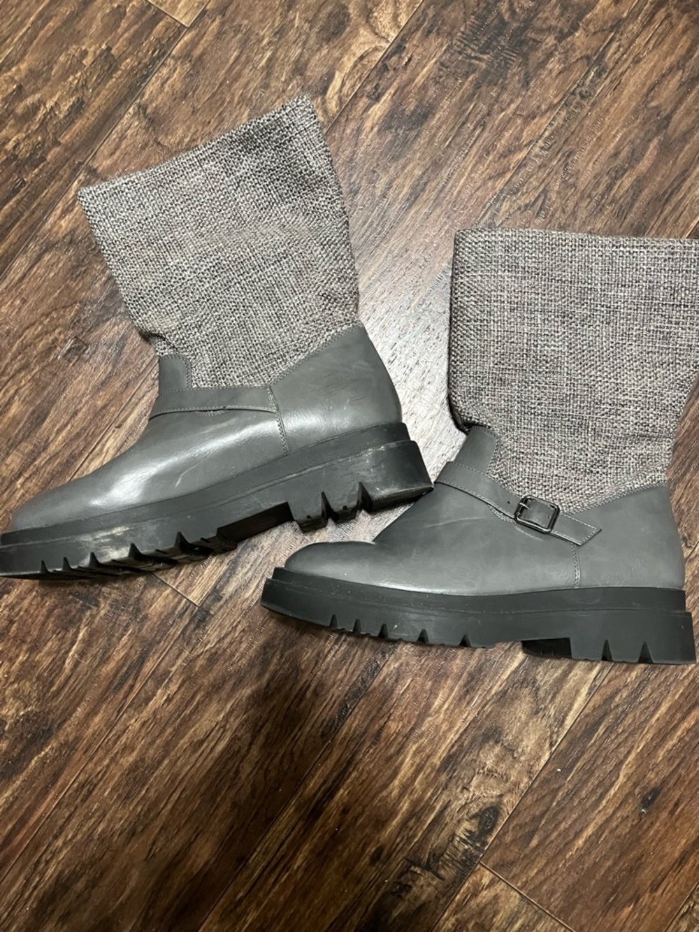 Stunning just fab Gray Knit-Shaft Lug Sole Boots